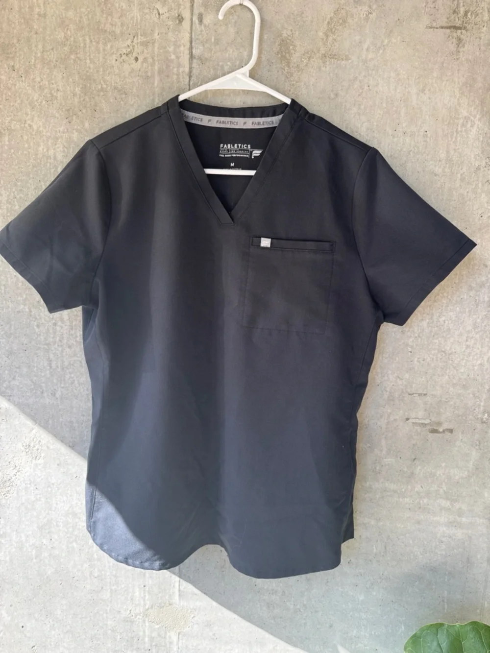 Fabletics Women’s Black Scrub Top - Picture 1 of 3
